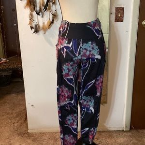 🎸🎸Bally active wear crop bottom with side pockets for cellphone